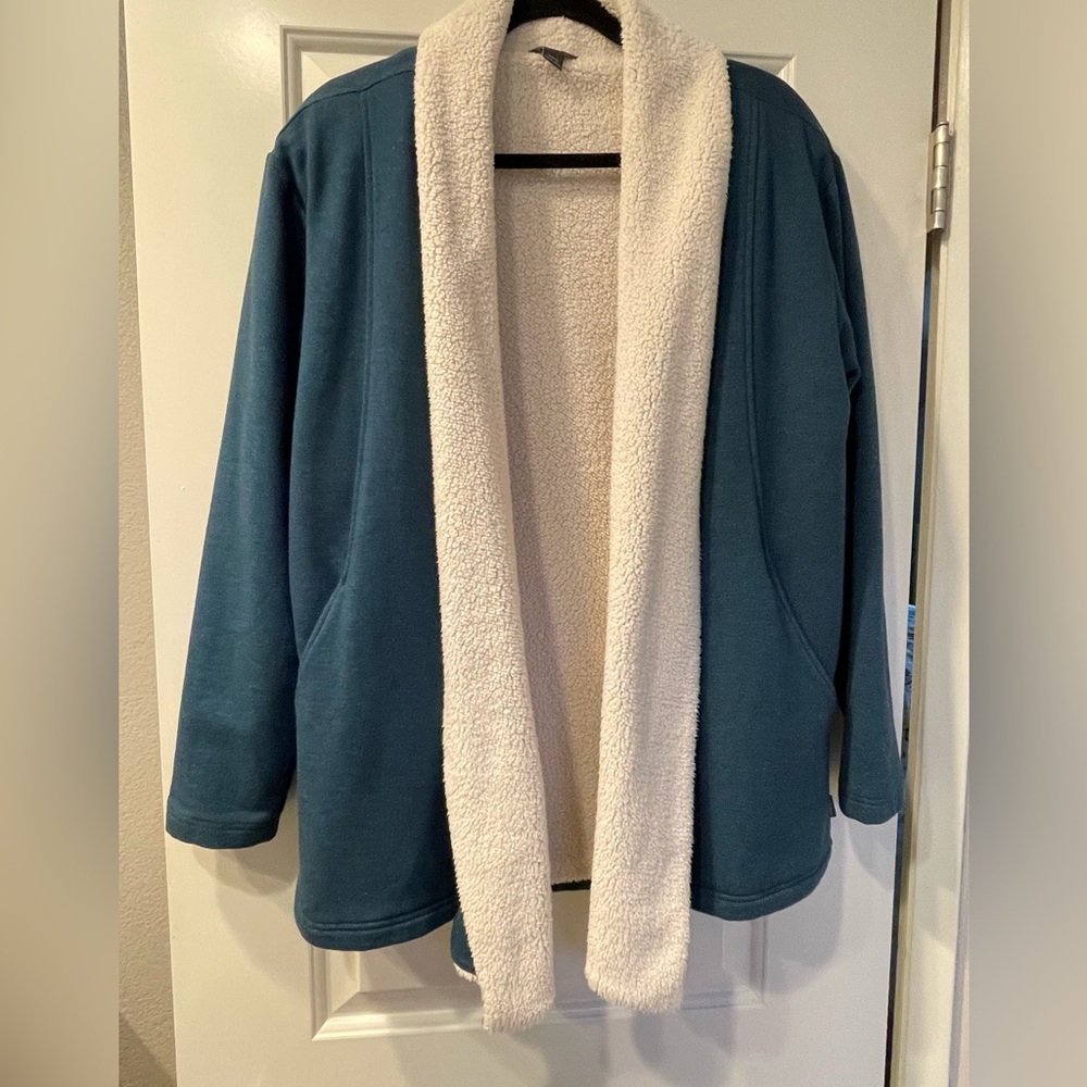 Open cardigan in pretty teal color, faux sheepskin lining